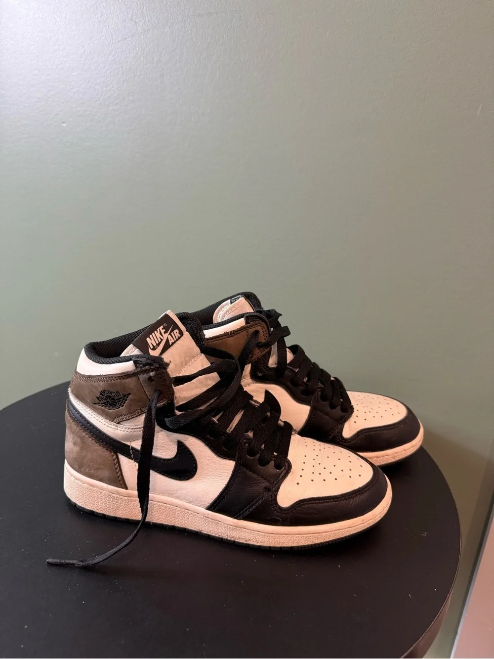 Nike Air Jordan 1 Mid youth Sneakers in Brown and Cream